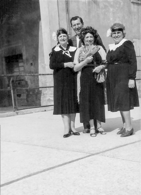 signore in maschera con Caroli